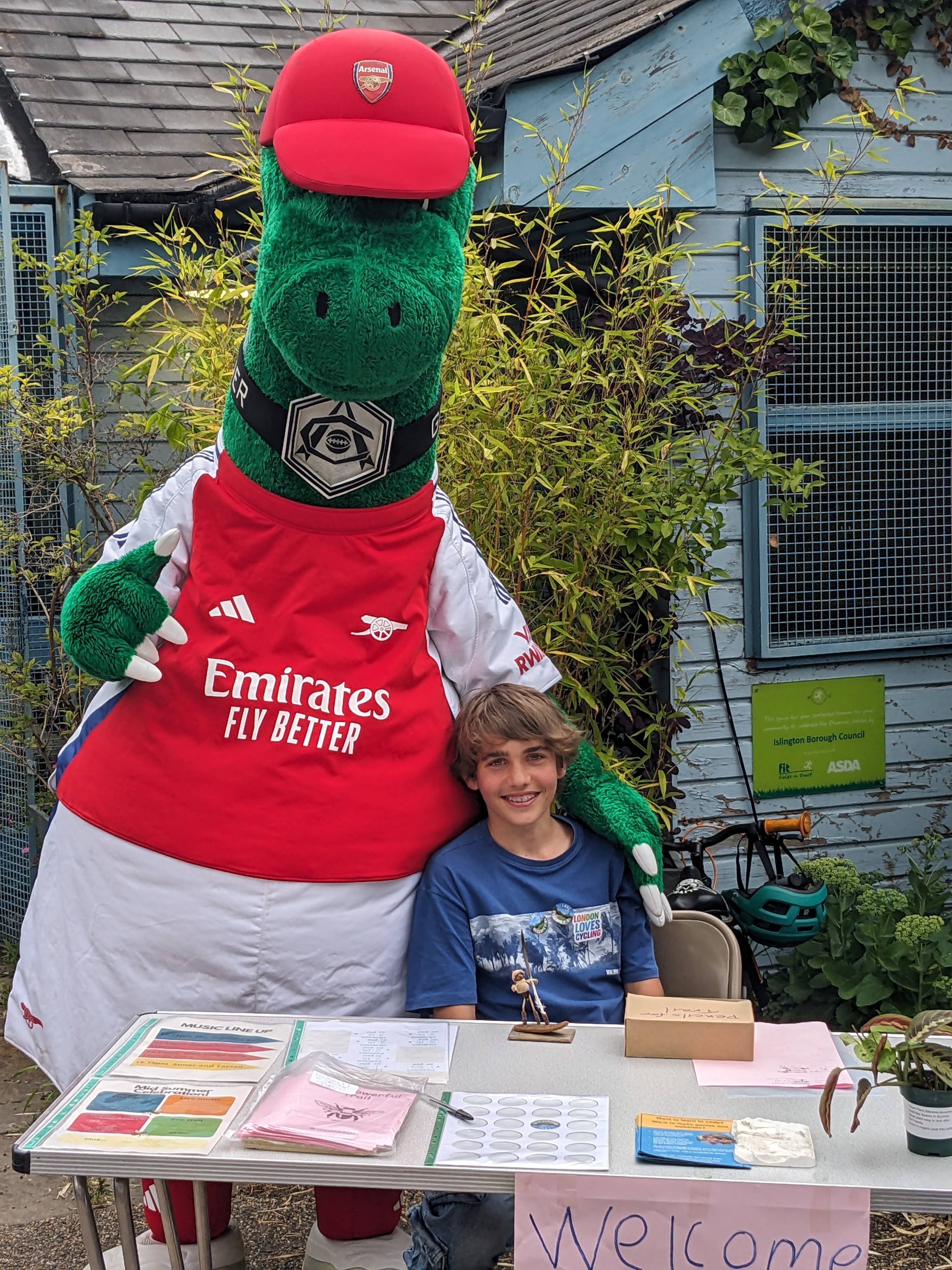 Tom volunteering with Gunnersaurus at Gillespie Park